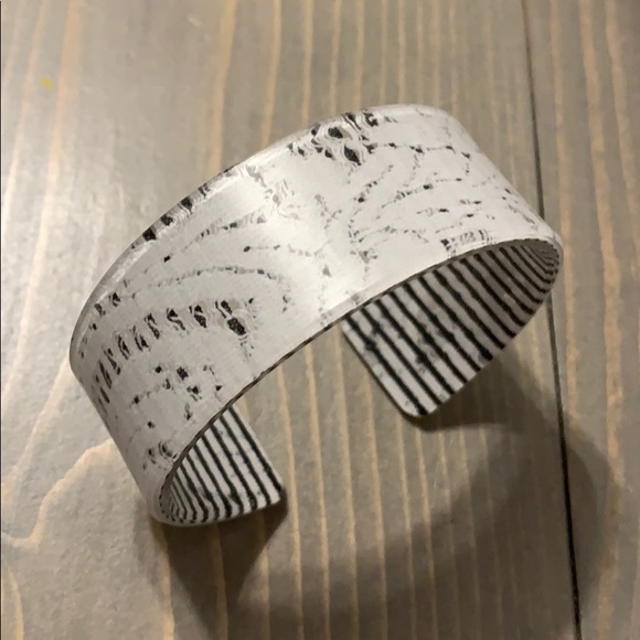 Colour by Amber Cuff. White lace. - Picture 1 of 1